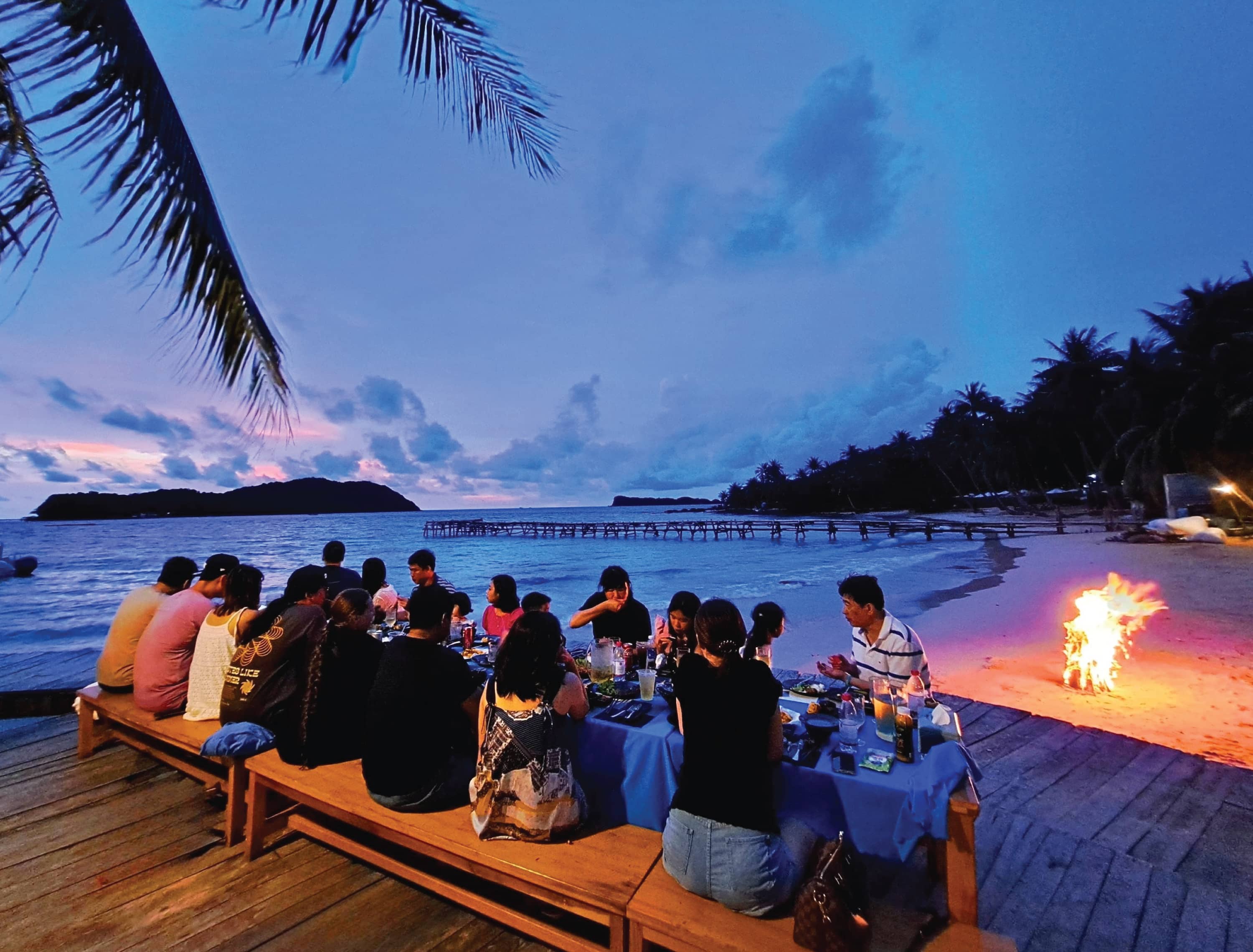rying everything together – the best way to eat in Vietnam